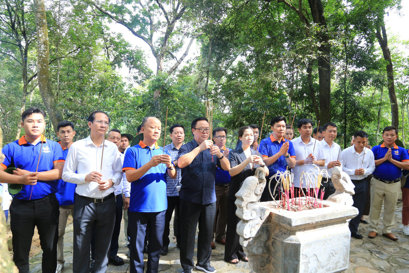 Hội Doanh nhân trẻ Việt Nam dâng hương tại Lán Nà Nưa.