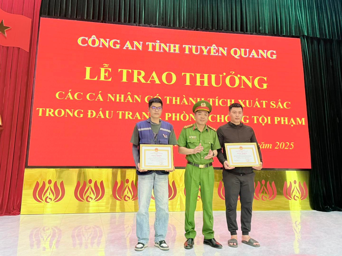 Công an tỉnh Tuyên Quang trao thưởng cho các shipper đã phối hợp bắt đối tượng trộm, cướp trên địa bàn. Ảnh: CACC. Công an tỉnh Tuyên Quang trao thưởng cho các shipper đã phối hợp bắt đối tượng trộm, cướp trên địa bàn. Ảnh: CACC.