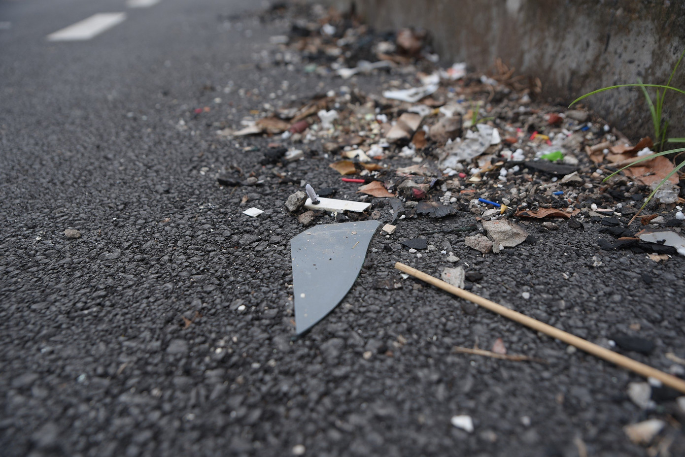 Mảnh thủy tinh vương vãi, gây nguy hiểm.