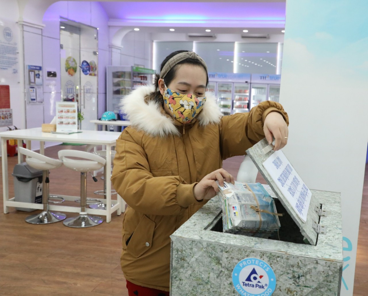 Chị Diệu Hằng tranh thủ giờ nghỉ trưa để đến TH true mart gửi 20 vỏ hộp sữa là thành quả con gái chị thu gom trong 7 ngày qua.