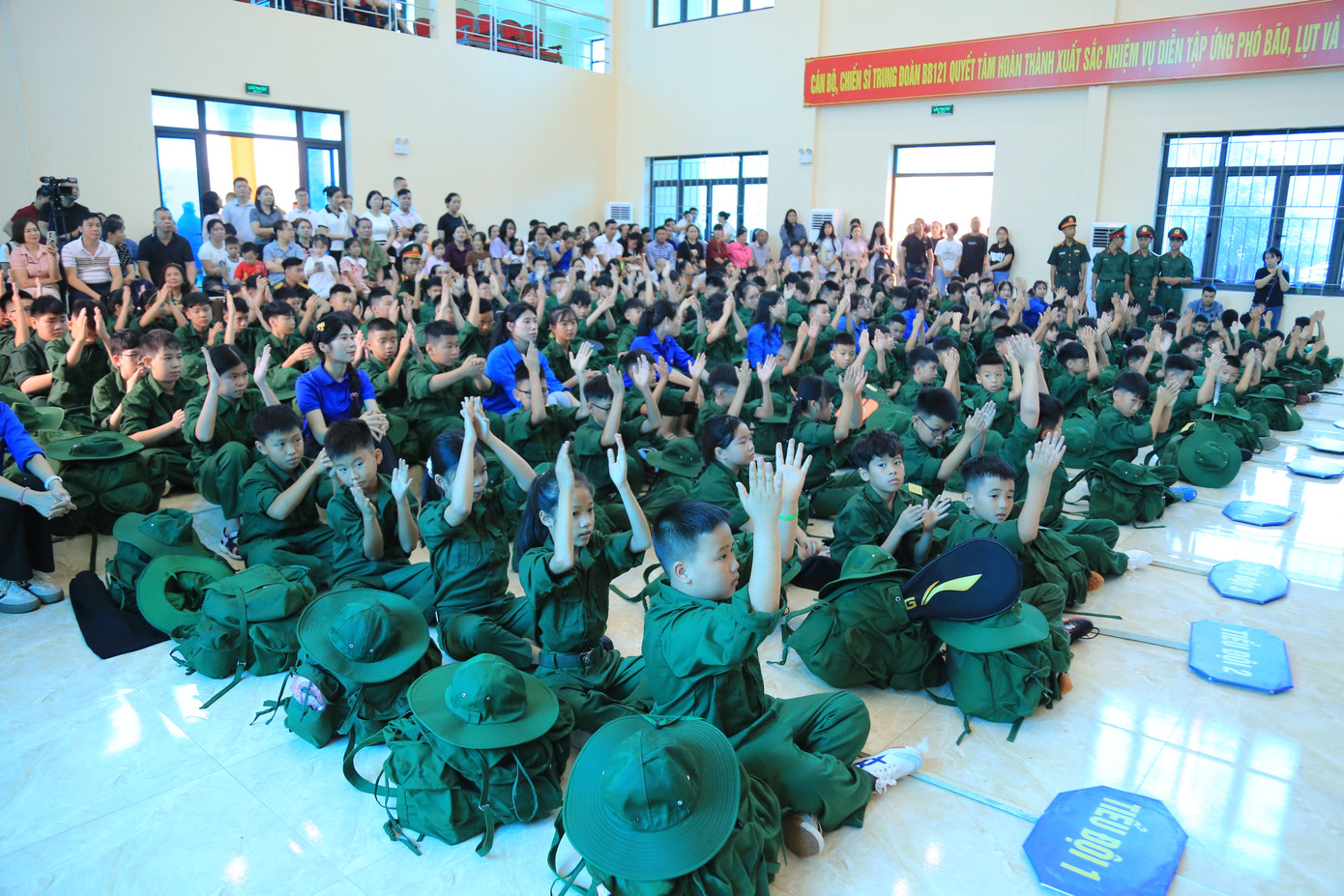 Các chiến sĩ nhí chào cờ, nhận quân tư trang, chính thức bước vào hành trình rèn luyện trong môi trường quân đội.