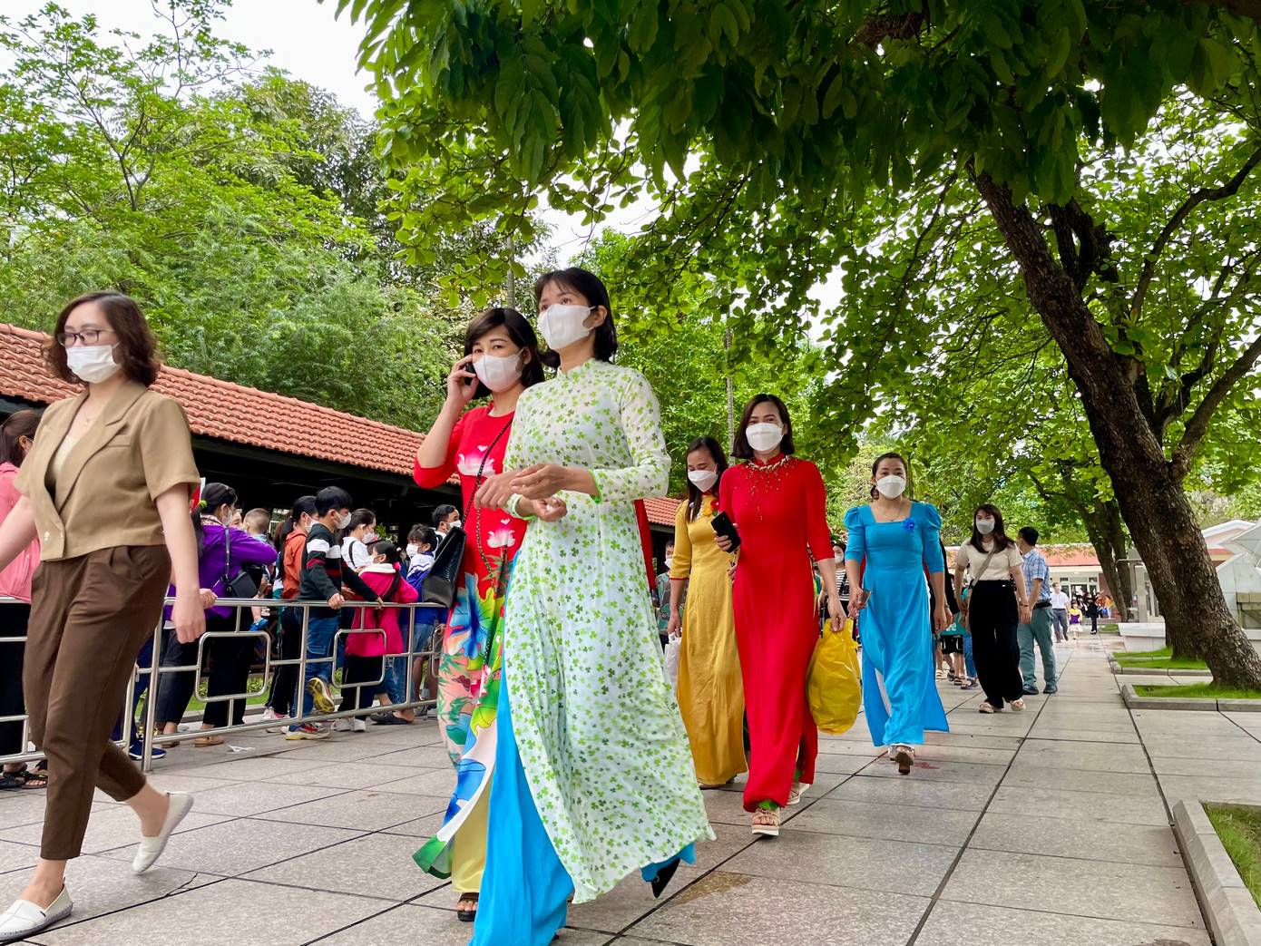 Chị Trần Thị Quyến (33 tuổi, Đông Anh, Hà Nội) cùng nhóm bạn, cho biết: &quot;Hôm nay là ngày thống nhất đất nước nên tôi muốn đến đây viếng Bác. Mỗi lần đến đây, tôi cảm thấy rất tự hào&quot;.