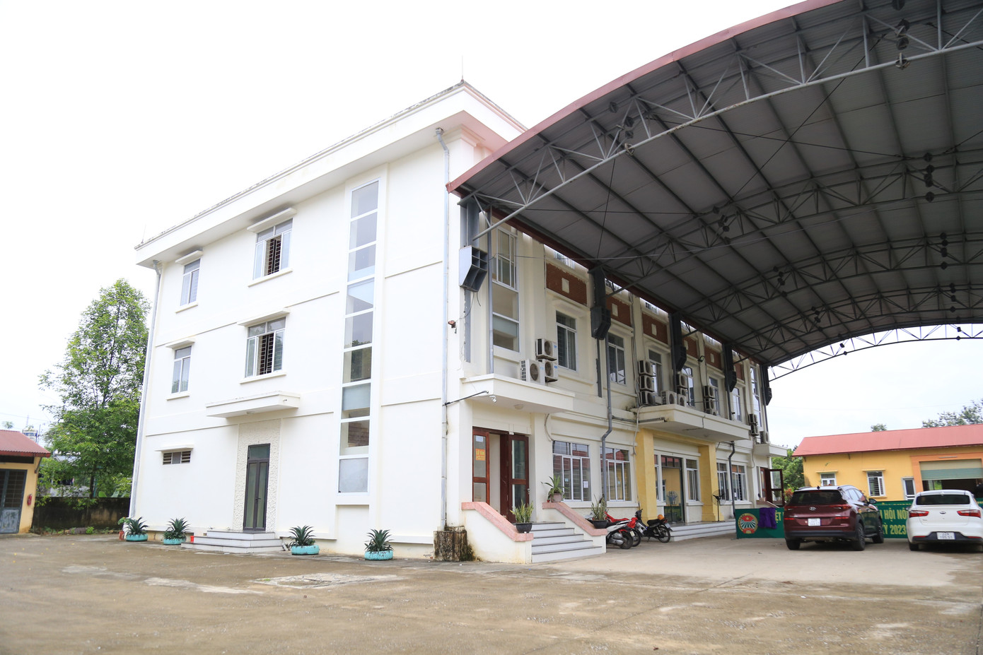 Nhà khách Hội Nông dân và Trường Chính trị tỉnh Tuyên Quang.