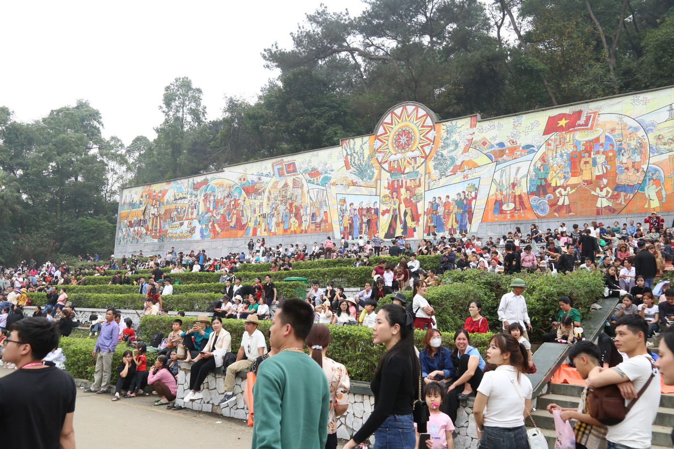 Tuy lượng khách về dâng hương đông, nhưng an ninh trật tự vẫn được đảm bảo, người dân lên các Đền Hùng dâng hương trật tự, đi theo hàng, nên không xảy ra vấn đề ngoài ý muốn.