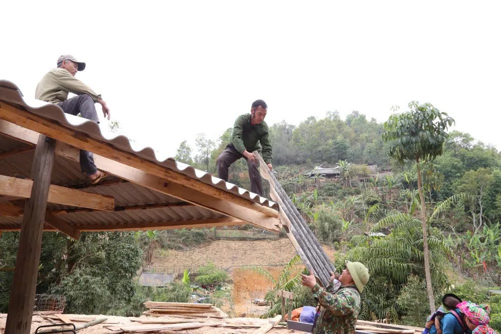 Người dân, họ hàng hỗ trợ xóa nhà tạm, nhà dột nát trên địa bàn huyện Mù Cang Chải.