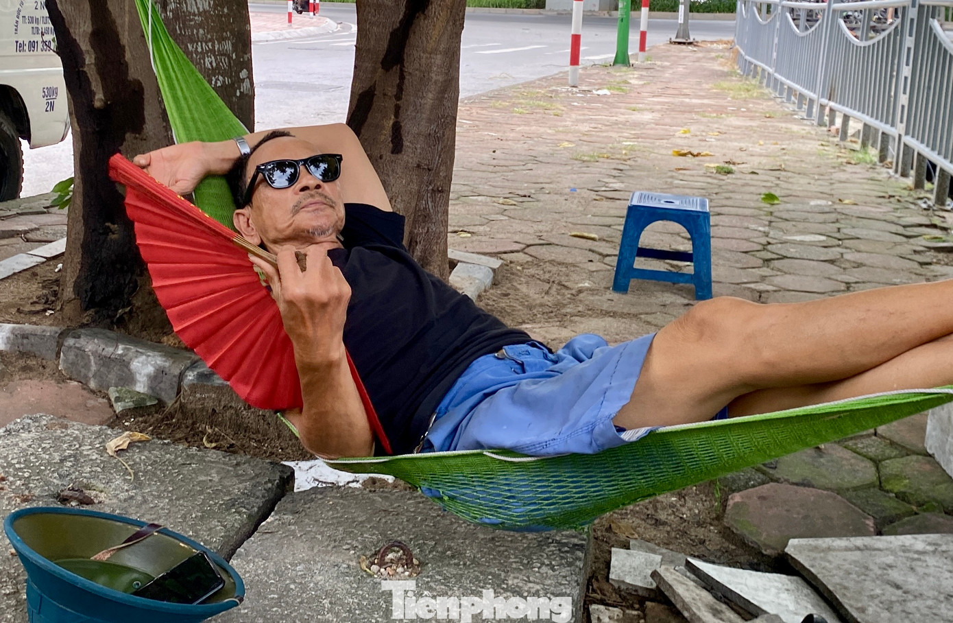 Tranh thủ thời gian nghỉ trưa ít ỏi, nhiều người chợp mắt trên võng treo ở những chỗ mát.