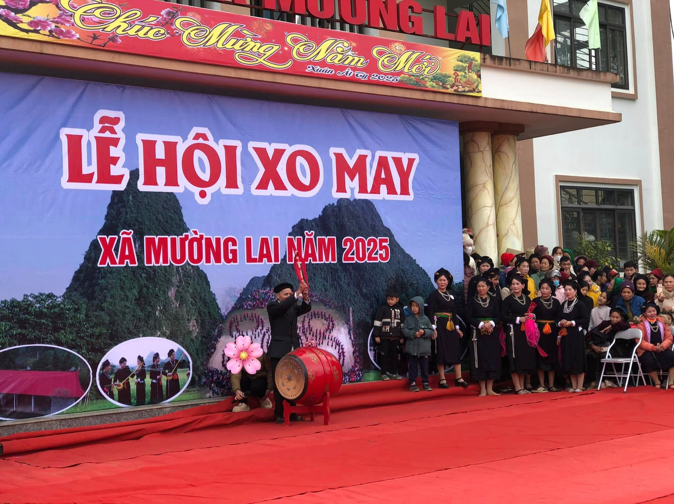 Ngày 8/2, lễ hội mở màn với tiếng trống khai hội vang dội.