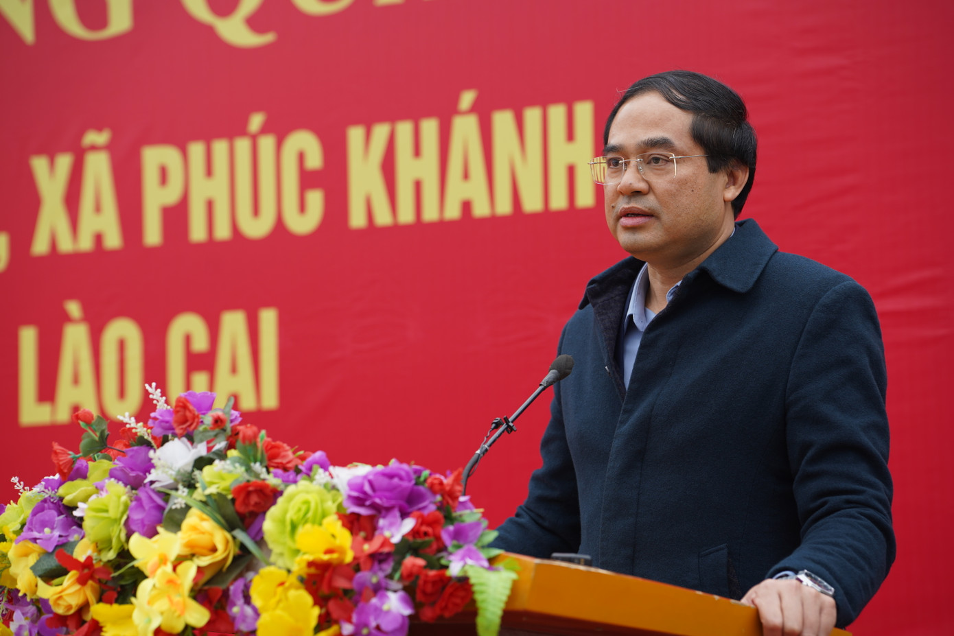 Ông Trịnh Xuân Trường, Chủ tịch UBND tỉnh Lào Cai phát biểu tại buổi bàn giao, tặng quà cho người dân Làng Nủ.