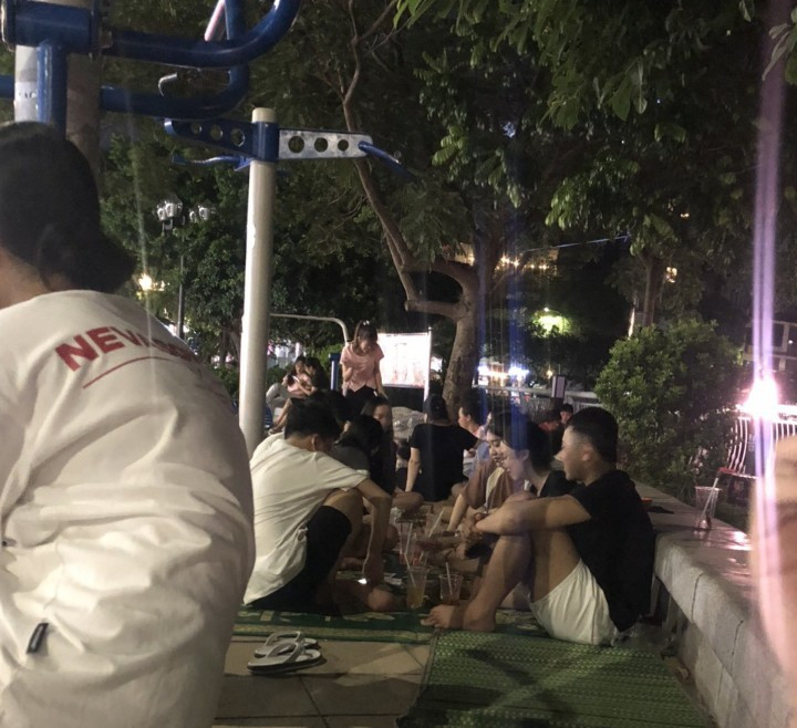 Các quán nước trải chiếu bán hàng làm giảm vẻ đẹp của cảnh quan đô thị