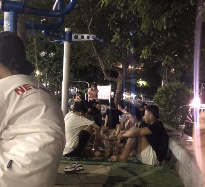 Các quán nước trải chiếu bán hàng làm giảm vẻ đẹp của cảnh quan đô thị