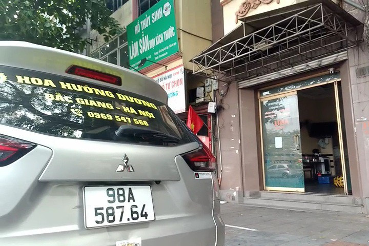 Hãng xe Hoa Hướng Dương sử dụng biển trắng để chở khách cố định trên tuyến Hà Nội - Bắc Giang