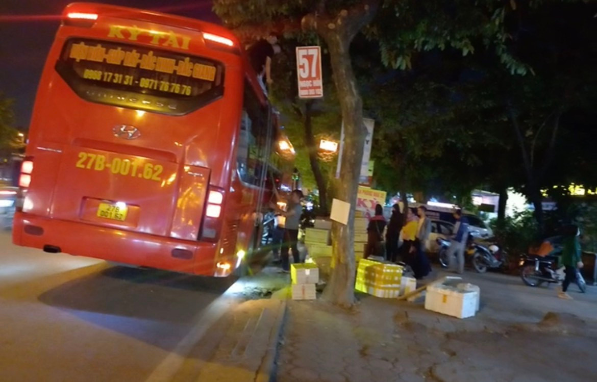 Trên đường Ngọc Hồi, tình trạng tương tự cũng diễn ra. Trong ảnh là xe của nhà xe Kỳ Tài, chuyên tuyến Điện Biên, Bắc Ninh, Bắc Giang... Trên đường Ngọc Hồi, tình trạng tương tự cũng diễn ra. Trong ảnh là xe của nhà xe Kỳ Tài, chuyên tuyến Điện Biên, Bắc Ninh, Bắc Giang...