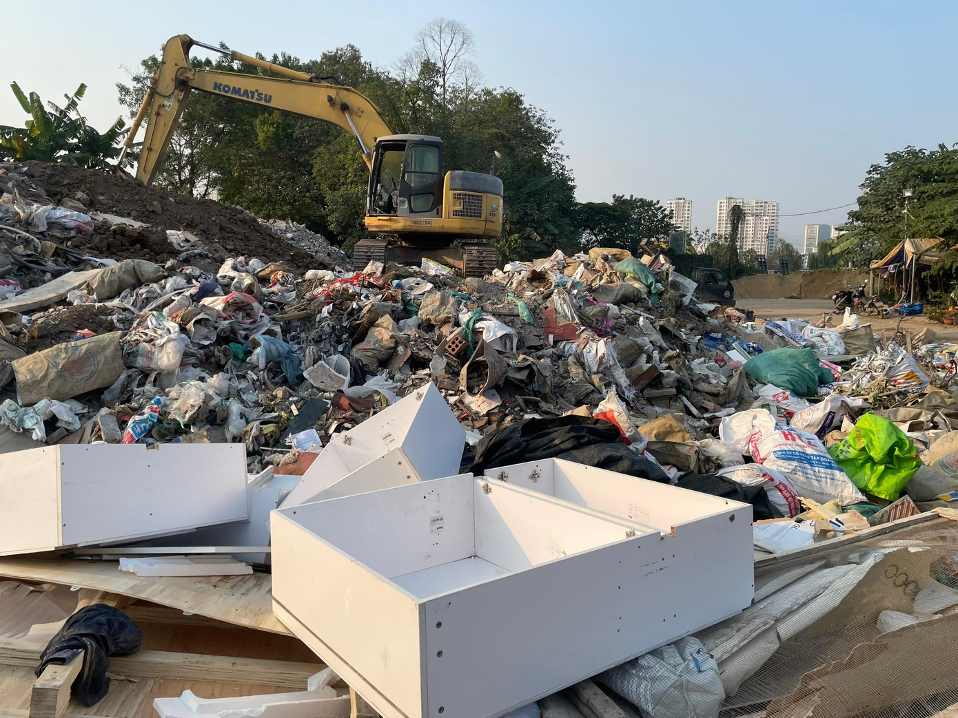 Đến khảo sát tại buổi ngày, PV nhận thấy, rác tại đây không phải là rác sinh hoạt thông thường mà là phế thải xây dựng; đồ dùng, nội thất hư hỏng cỡ lớn. Đến khảo sát tại buổi ngày, PV nhận thấy, rác tại đây không phải là rác sinh hoạt thông thường mà là phế thải xây dựng; đồ dùng, nội thất hư hỏng cỡ lớn.