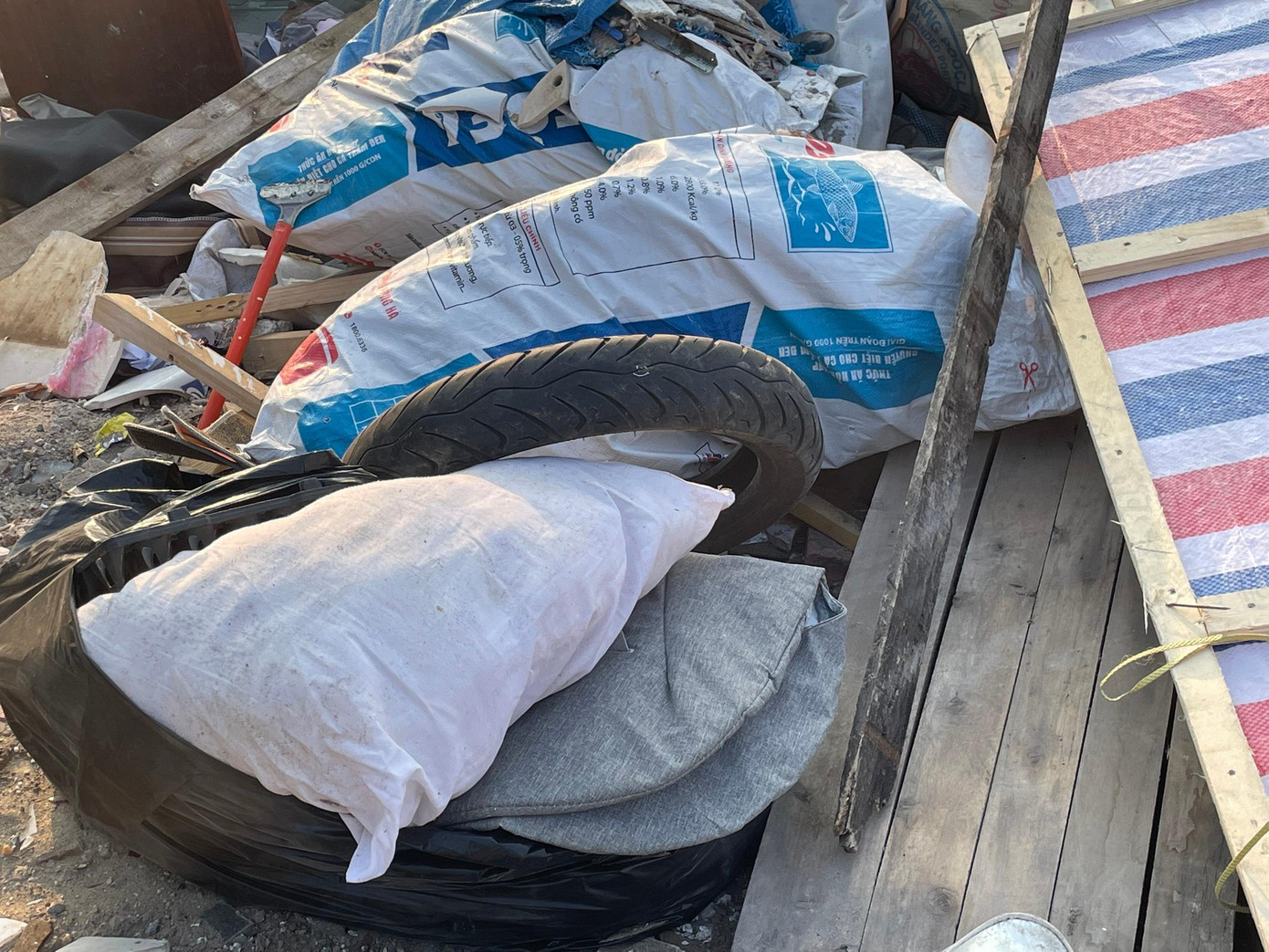 Những rác thải như lốp cao su, nhựa, ni lông độc hại cũng được gom lại đốt chung... Những rác thải như lốp cao su, nhựa, ni lông độc hại cũng được gom lại đốt chung...