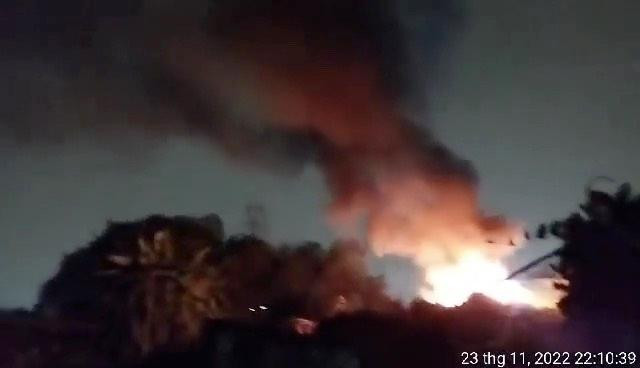 Bức ảnh người dân cung cấp thể hiện lúc 22h, ngày 23/11/2022, lửa bùng rất dữ dội, khói đen bay kín bầu trời. Bức ảnh người dân cung cấp thể hiện lúc 22h, ngày 23/11/2022, lửa bùng rất dữ dội, khói đen bay kín bầu trời.