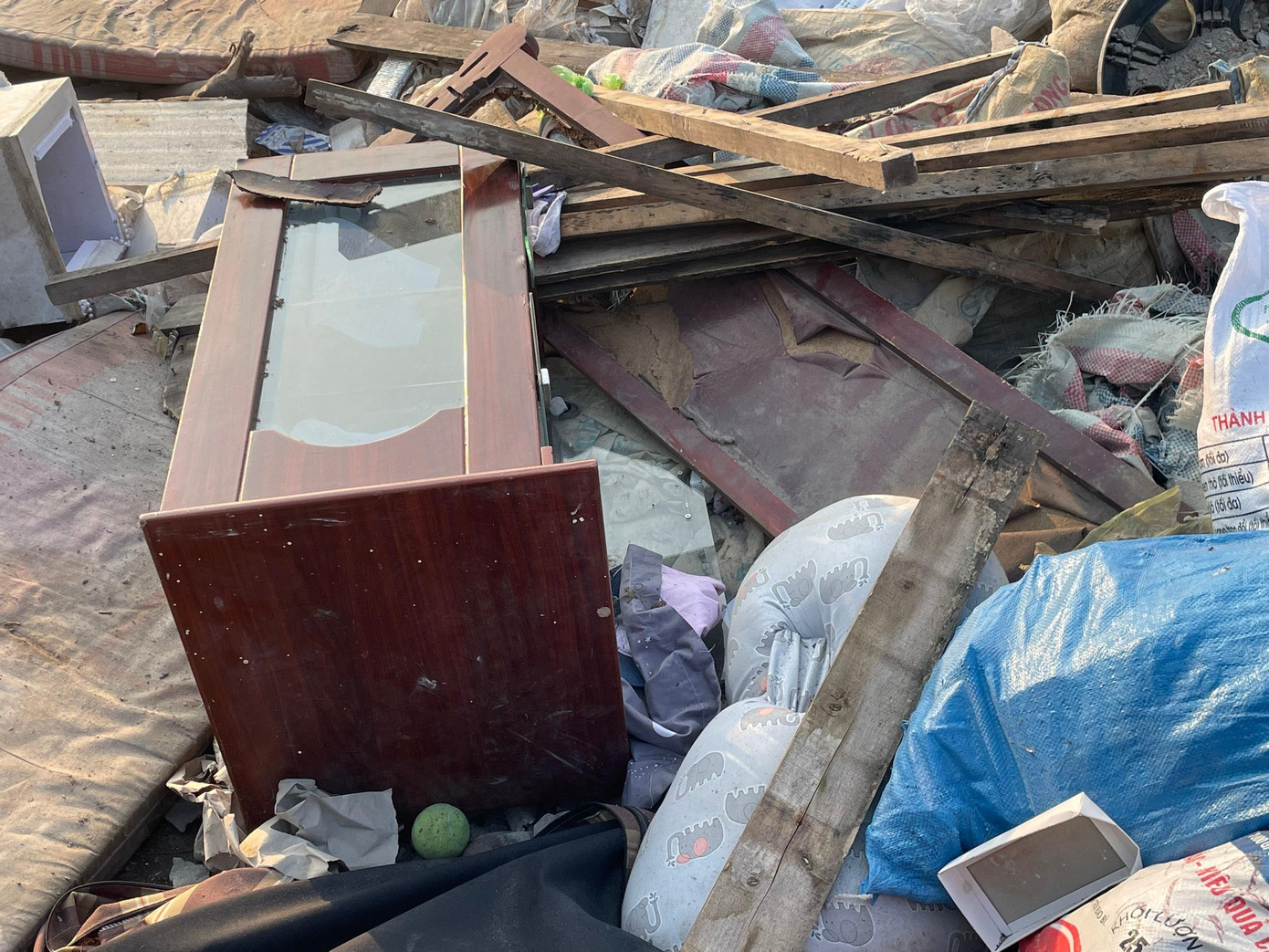Phế thải đổ tại đây có cả gỗ, gạch đá, chăn gối đệm... Phế thải đổ tại đây có cả gỗ, gạch đá, chăn gối đệm...