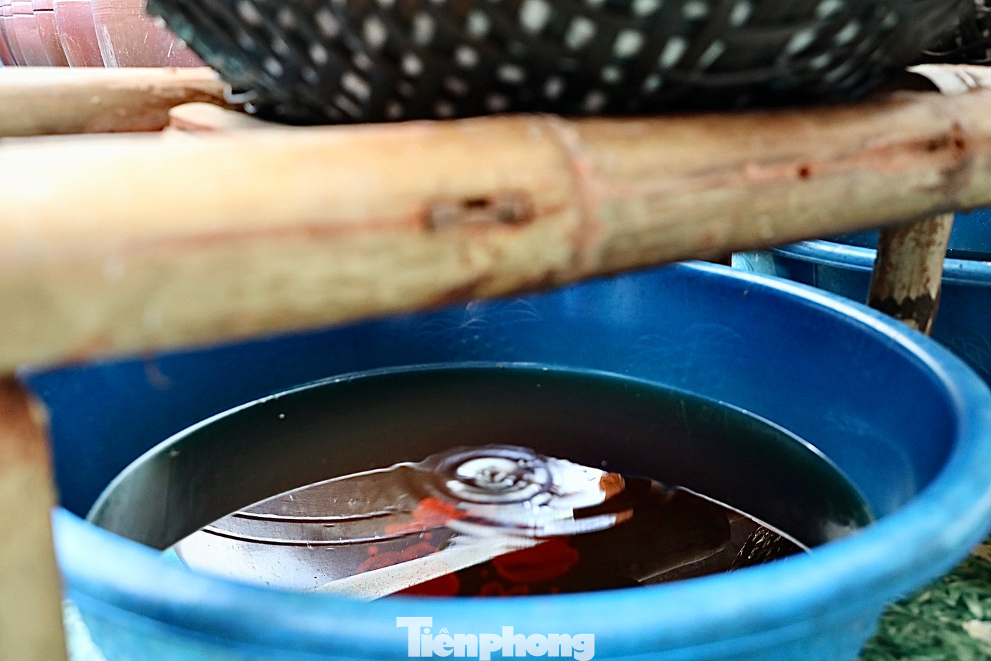 Khi đã ủ đủ thời gian, nước mắm cốt nguyên chất sẽ được lọc bằng rổ tre có lót vải xô. Quá trình lọc này, các tạp chất và các phần cặn bẩn sẽ được loại bỏ, giúp tạo ra sản phẩm nước mắm trong và sạch. Khi đã ủ đủ thời gian, nước mắm cốt nguyên chất sẽ được lọc bằng rổ tre có lót vải xô. Quá trình lọc này, các tạp chất và các phần cặn bẩn sẽ được loại bỏ, giúp tạo ra sản phẩm nước mắm trong và sạch.