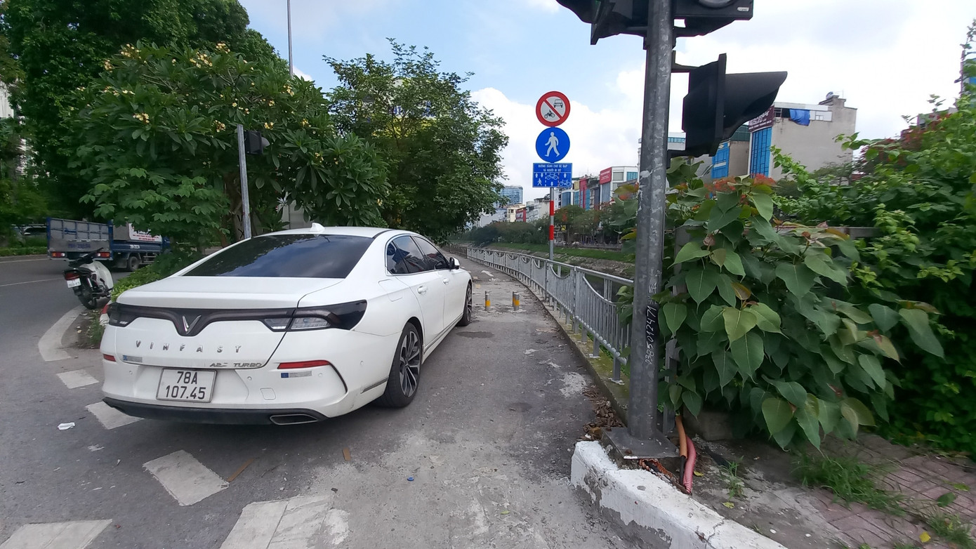 Một số nút ra, vào, xe ô tô đỗ chắn gần hết lối, khiến người đi xe đap, đi bộ khuất tầm nhìn, tiềm ẩn nguy hiểm.