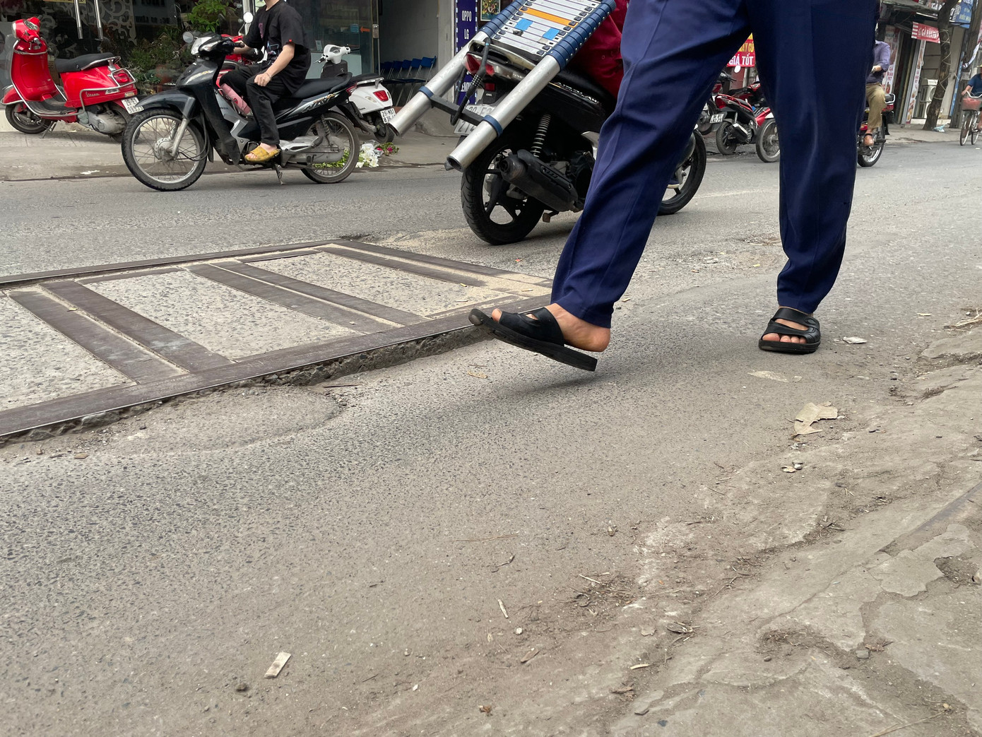 Một đoạn mép cống nằm trồi lên khỏi mặt đường, rất nguy hiểm cho người đi đường, nhất là người đi xe máy.