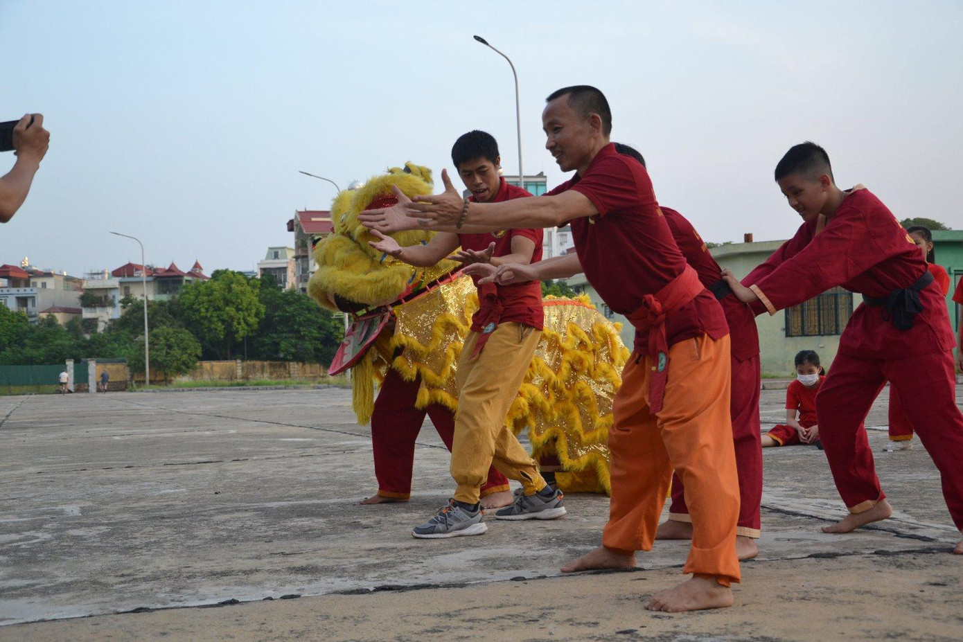 Theo anh Tùng, chỉ sau vài tuần tập luyện, các em có thể thành thục các động tác cơ bản, có thể làm chủ sân khấu, tạo ra không khí Trung thu tưng bừng cho mọi người.