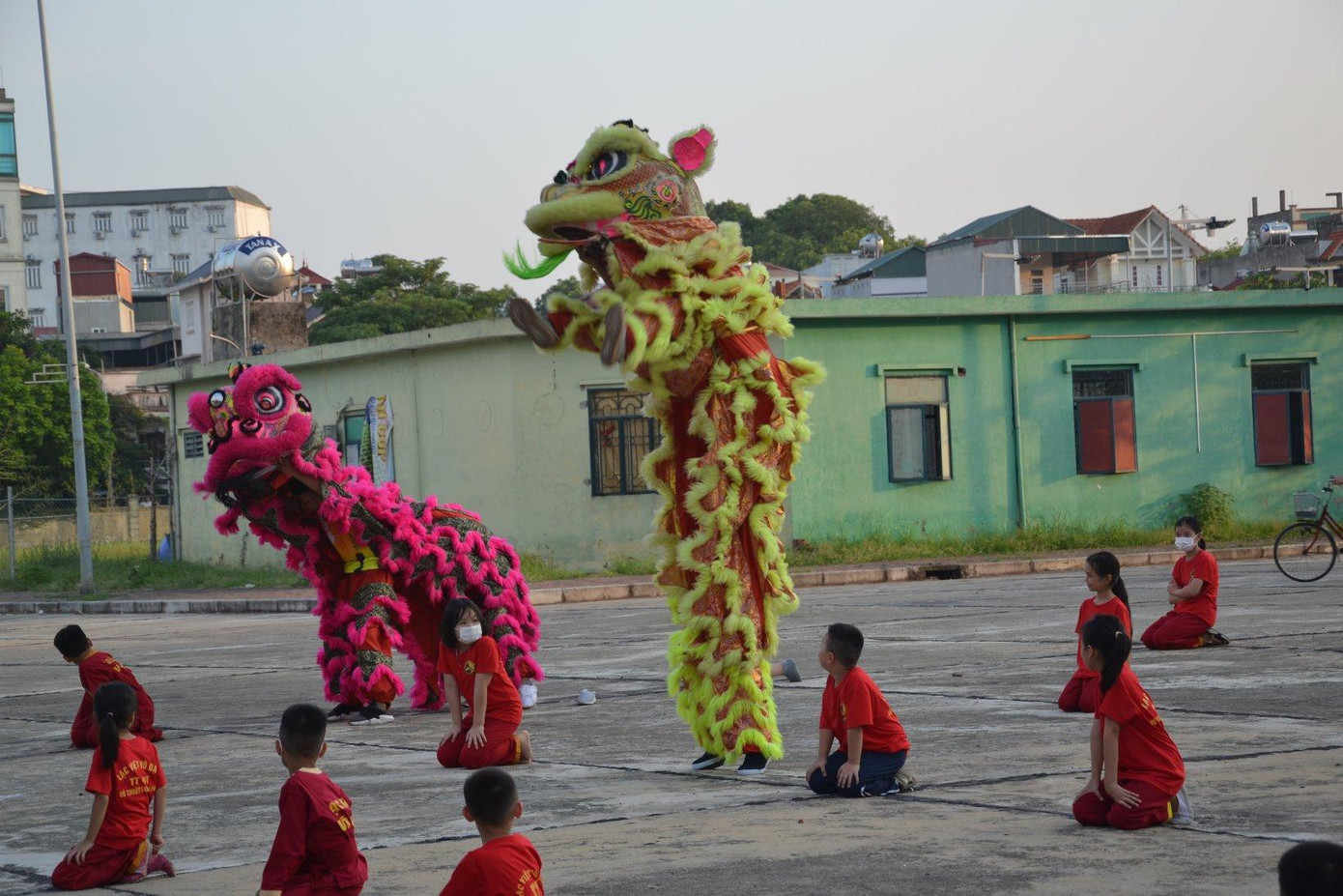 Mở đầu buổi tập duyệt là màn múa lân kết hợp với biểu diễn võ thuật hoàn toàn do các em học sinh thực hiện. Các bạn nhỏ được xếp thành 3 hàng biểu diễn các thế võ ở giữa sân khấu. Cũng lúc này, trong tiếng trống dồn dập, các “ông lân” xuất hiện, chạy vào giữa hàng đung đưa, vờn, đùa các võ sinh.