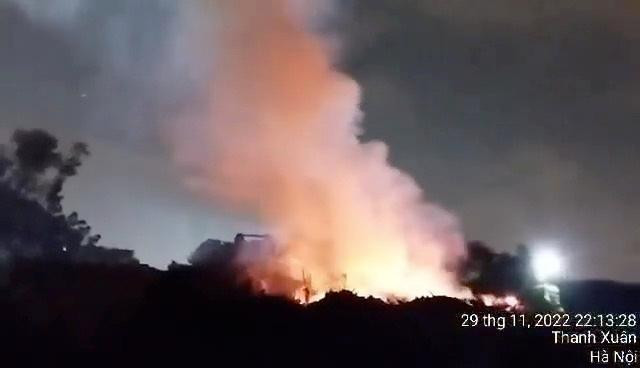 Theo người dân phản ánh, nhiều tháng nay, cứ trời tối, bãi rác này lại rực lửa. Tình trạng này xảy ra thường xuyên, kéo dài. "Người dân rất bức xúc và lo lắng cho sức khỏe của bản thân và gia đình. Chúng tôi rất bức xúc về những cột khói khổng lồ, độc hại này nhưng không biết cách nào để ngăn lại", anh N, một hộ sống gần đó nói. Theo người dân phản ánh, nhiều tháng nay, cứ trời tối, bãi rác này lại rực lửa. Tình trạng này xảy ra thường xuyên, kéo dài. "Người dân rất bức xúc và lo lắng cho sức khỏe của bản thân và gia đình. Chúng tôi rất bức xúc về những cột khói khổng lồ, độc hại này nhưng không biết cách nào để ngăn lại", anh N, một hộ sống gần đó nói.