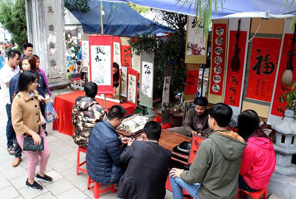 Lễ hội mở màn với chương trình Khai bút đầu Xuân.