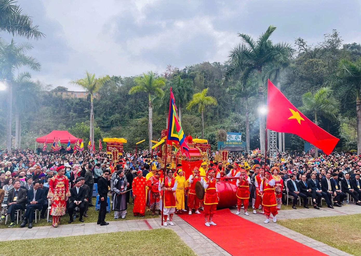 Lễ hội Đền Thượng thu hút đông đảo người dân, du khách tham gia