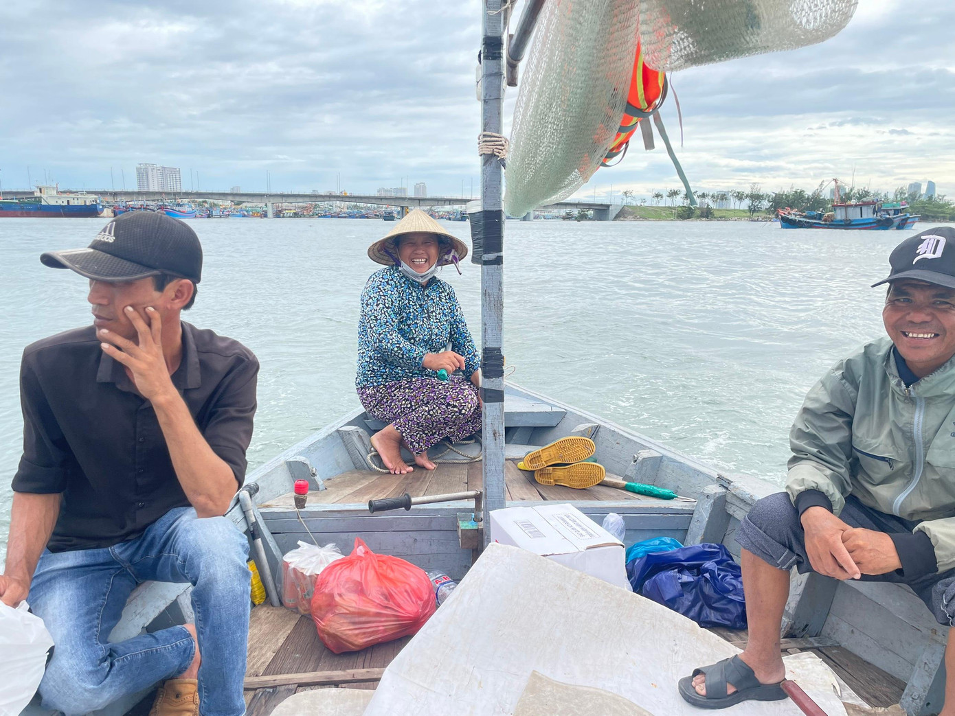 Ngư dân ngồi ghe ra tàu để làm công tác hậu cần, sẵn sàng ra khơi khi cơ quan chức năng cho phép Ngư dân ngồi ghe ra tàu để làm công tác hậu cần, sẵn sàng ra khơi khi cơ quan chức năng cho phép