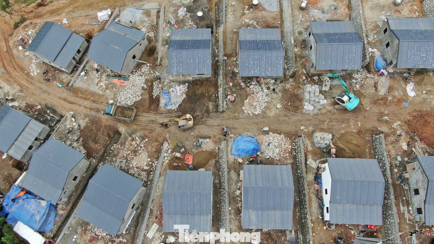 Sau hơn 2 tháng thi công khẩn trương, khu tái định cư mới khang trang đang dần hiện lên trên vùng đất mới. Về hạ tầng, đã cấp điện, nước đến công trường, đến nay đã thi công xong nền đường và đang thi công lớp móng cấp phối đá dăm, thi công cấu kiện đúc sẵn, cống thoát nước - kè; thực hiện đổ bê tông mặt đường được hơn 100m.