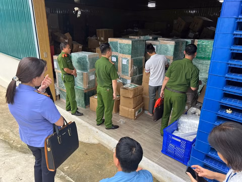 Công an tỉnh Yên Bái vừa thu giữ số lượng lớn sản phẩm mỹ phẩm chưa được phép lưu hành tại Việt Nam.