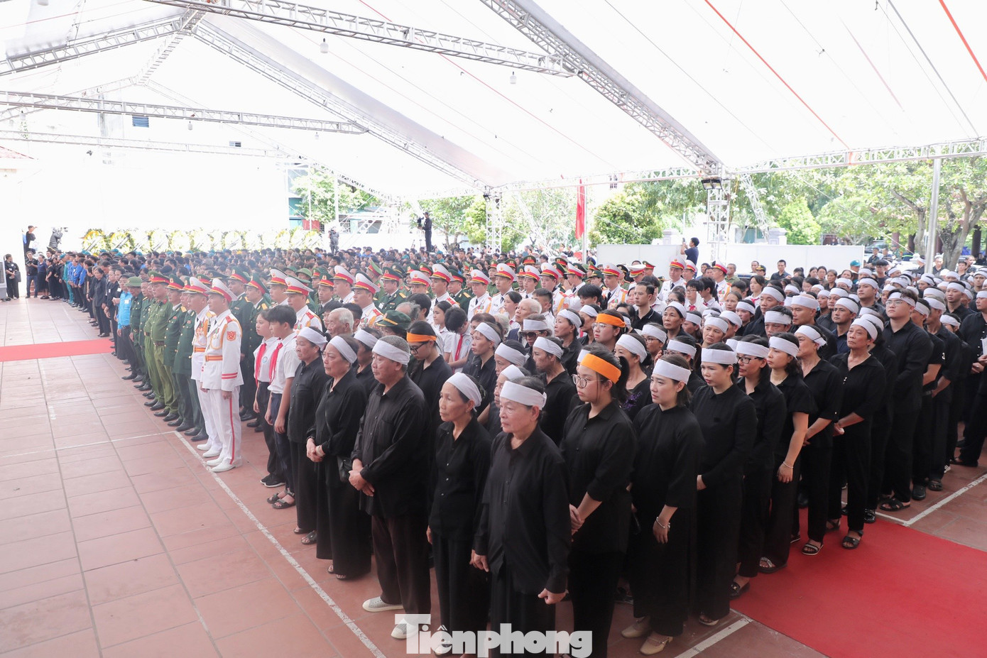 Các thành phần tham dự Lễ truy điệu gồm người nhà, gia đình, bạn học của Tổng Bí thư, các ban Đảng, lực lượng vũ trang, đoàn thể của huyện Đông Anh, xã Đông Hội, thôn Lại Đà và đông đảo người dân.