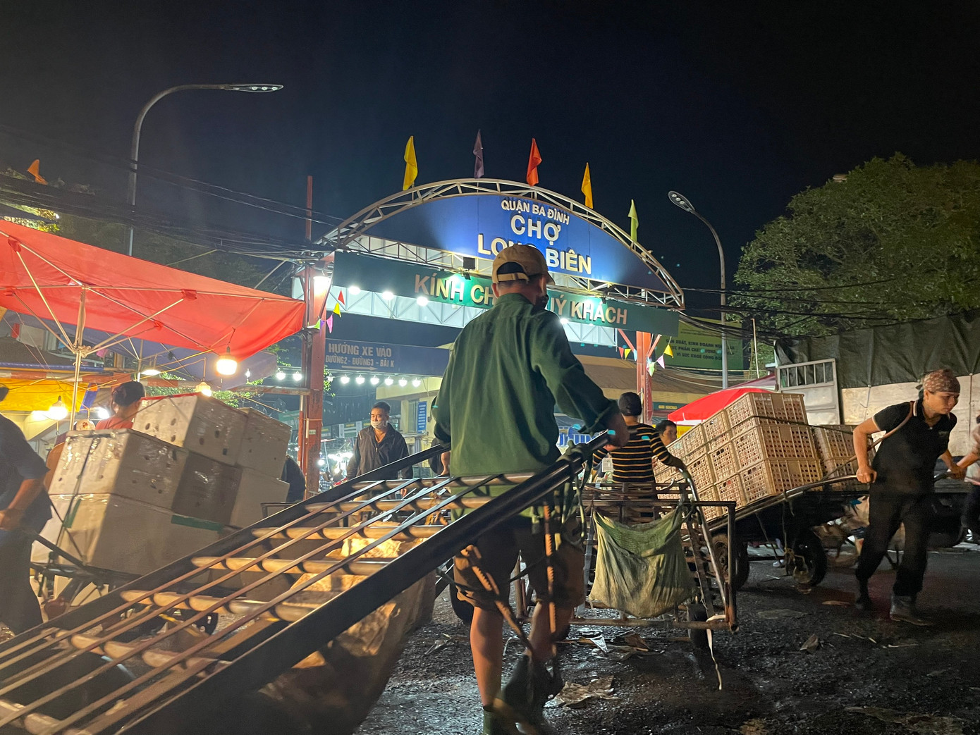Chợ cũng là nơi tập trung đội ngũ làm thuê, bốc vác đông đảo.