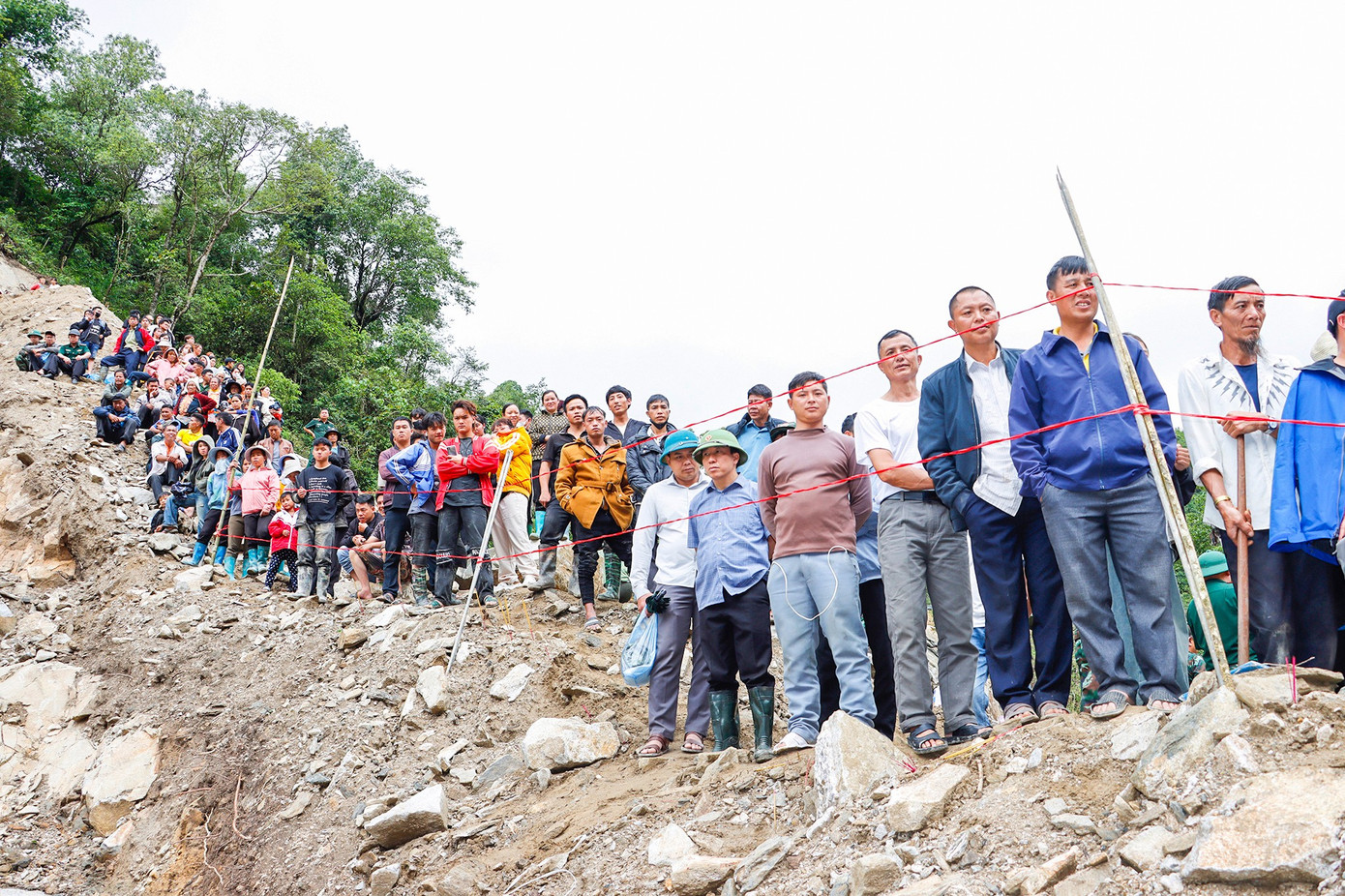 Người dân và thân nhân các nạn nhân theo dõi quá trình tìm kiếm, cứu hộ cứu nạn.