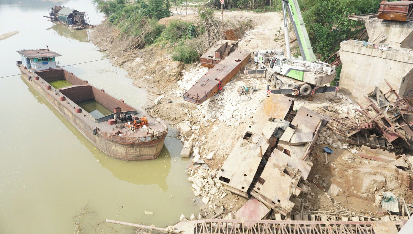 Cơ quan chức năng tiến hành trục vớt tàu hút cát bị mắc kẹt sau va chạm với cầu Tô Mậu sau cơn bão số 3. Cơ quan chức năng tiến hành trục vớt tàu hút cát bị mắc kẹt sau va chạm với cầu Tô Mậu sau cơn bão số 3.