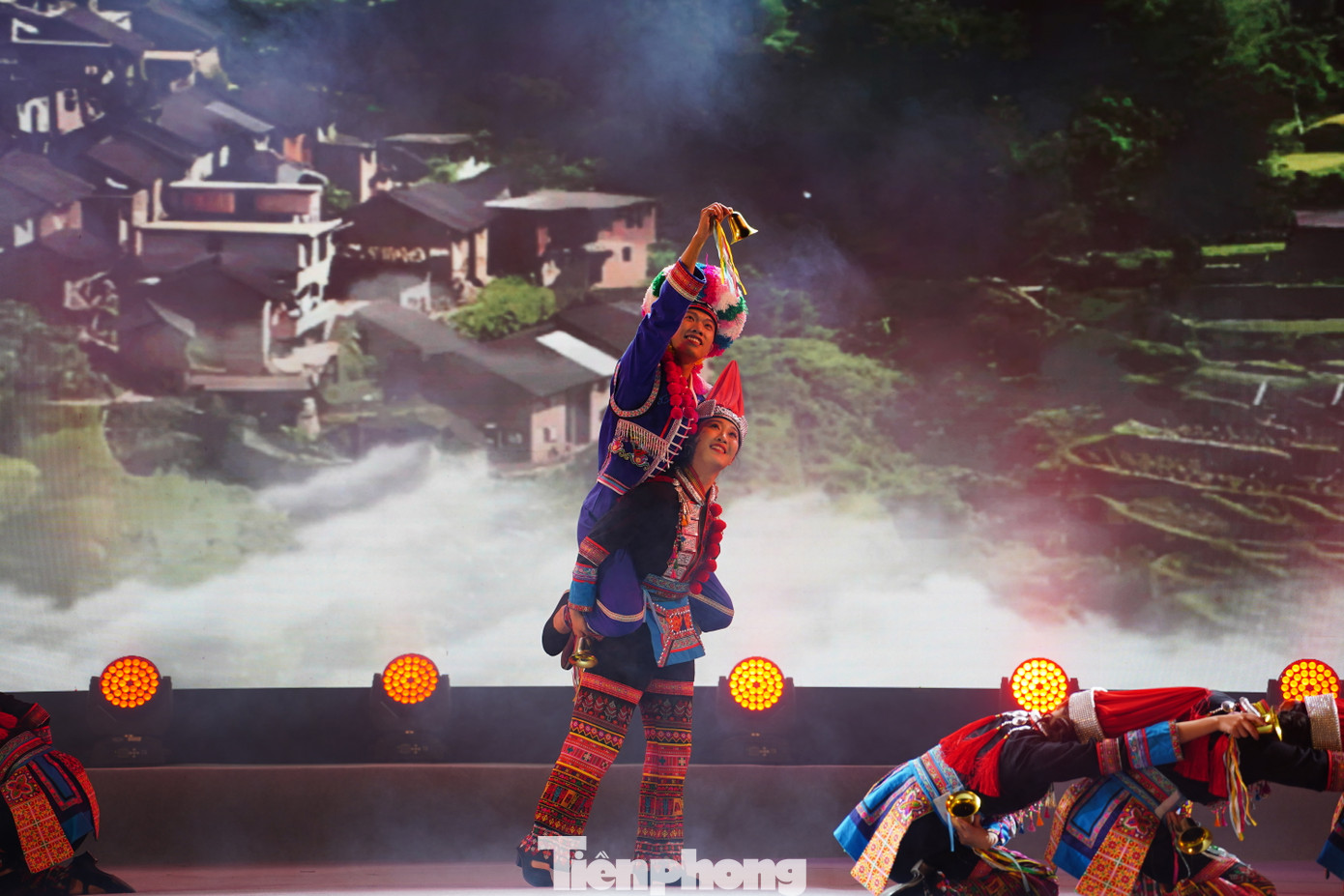 Tiết mục Lễ cấp sắc là nghi lễ truyền thống và trang trọng nhất của nam giới dân tộc Dao. Tiết mục Lễ cấp sắc là nghi lễ truyền thống và trang trọng nhất của nam giới dân tộc Dao.