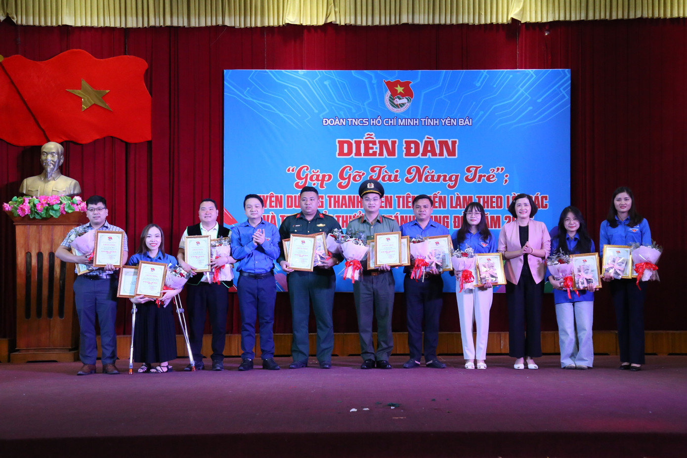 Tỉnh Đoàn Yên Bái trao Giải thưởng “Cánh cung đỏ” năm 2025. Tỉnh Đoàn Yên Bái trao Giải thưởng “Cánh cung đỏ” năm 2025.