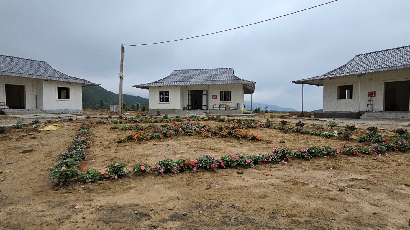 Những ngày này, người dân thôn Bản Cái trồng thêm hoa thành hình Quốc kỳ và dòng chữ Nậm Tông, với hy vọng gửi gắm tương lai tốt đẹp, tươi sáng hơn.