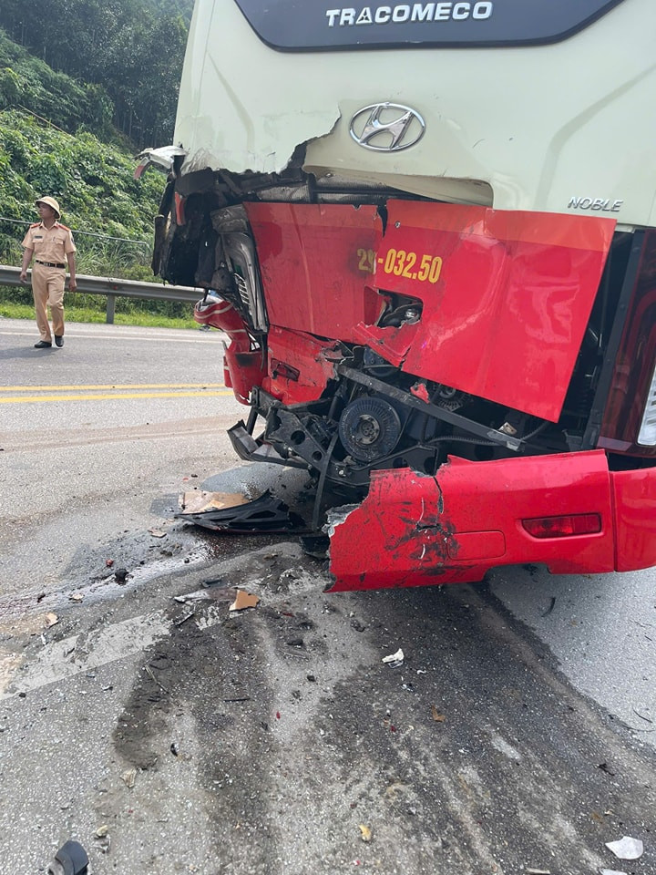 Tai nạn liên hoàn trên cao tốc Nội Bài - Lào Cai. Ảnh: NDCC. Tai nạn liên hoàn trên cao tốc Nội Bài - Lào Cai. Ảnh: NDCC.