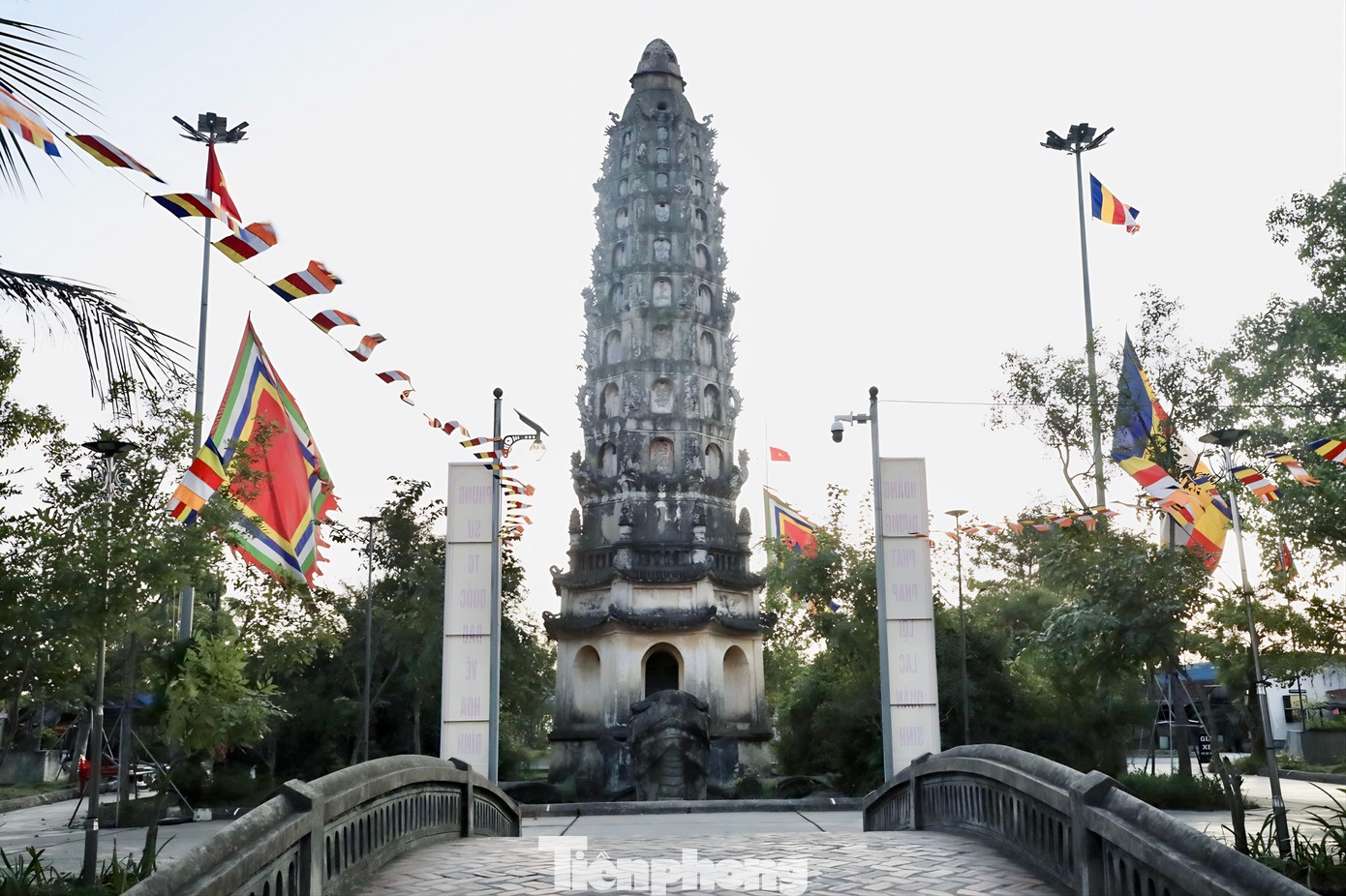 Chùa xây dựng trên một nền đất vuông, rộng gần 10 mẫu Bắc bộ (36.000 m2), cảnh quan sơn thủy hữu tình, có sông nhỏ và hồ bao quanh. Phía trước chùa có tháp Cửu Phẩm Liên Hoa dựng từ năm 1927, thiết kế theo kiểu 8 mặt, 9 tầng hoa sen cao 32 m nằm trên lưng con rùa khổng lồ, đầu rùa hướng vào phía chùa. Trong lòng tháp có cầu thang gồm 98 bậc xoắn ốc đến đỉnh. Tháp mang ý nghĩa “cửu trùng” là 9 tầng trời, một quan niệm đặc trưng của đạo Phật.