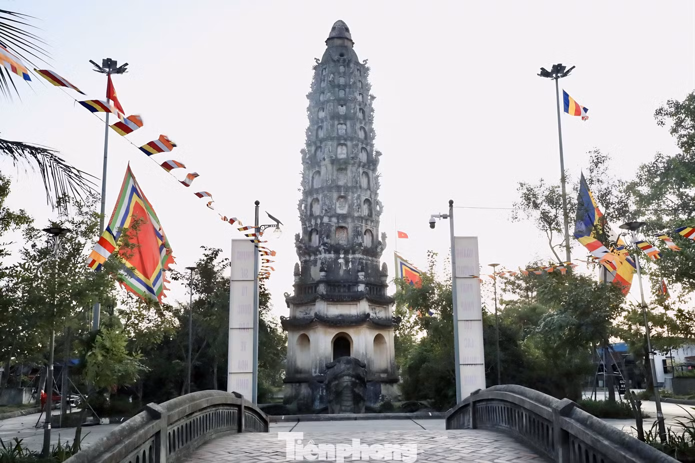 Chùa xây dựng trên một nền đất vuông, rộng gần 10 mẫu Bắc bộ (36.000 m2), cảnh quan sơn thủy hữu tình, có sông nhỏ và hồ bao quanh. Phía trước chùa có tháp Cửu Phẩm Liên Hoa dựng từ năm 1927, thiết kế theo kiểu 8 mặt, 9 tầng hoa sen cao 32 m nằm trên lưng con rùa khổng lồ, đầu rùa hướng vào phía chùa. Trong lòng tháp có cầu thang gồm 98 bậc xoắn ốc đến đỉnh. Tháp mang ý nghĩa “cửu trùng” là 9 tầng trời, một quan niệm đặc trưng của đạo Phật.