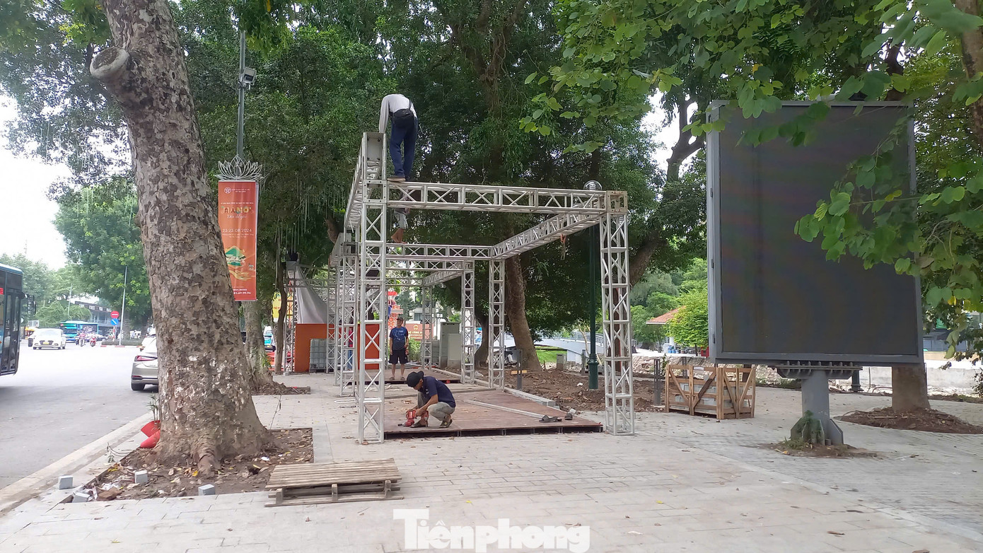 Sau khi chương trình Lễ hội quà tặng du lịch Hà Nội năm 2024 với chủ đề “Hà Nội đến để yêu - Thức quà Hà Nội” tổ chức tại phố đi bộ Trần Nhân Tông (quận Hai Bà Trưng, Hà Nội) kết thúc, sáng 26/8, nhiều gian hàng đã được tháo dỡ xong. Những gian hàng cuối cùng còn sót lại một số khung sắt, sàn gỗ đang trong giai đoạn tháo dỡ cuối cùng. Sau khi chương trình Lễ hội quà tặng du lịch Hà Nội năm 2024 với chủ đề “Hà Nội đến để yêu - Thức quà Hà Nội” tổ chức tại phố đi bộ Trần Nhân Tông (quận Hai Bà Trưng, Hà Nội) kết thúc, sáng 26/8, nhiều gian hàng đã được tháo dỡ xong. Những gian hàng cuối cùng còn sót lại một số khung sắt, sàn gỗ đang trong giai đoạn tháo dỡ cuối cùng.