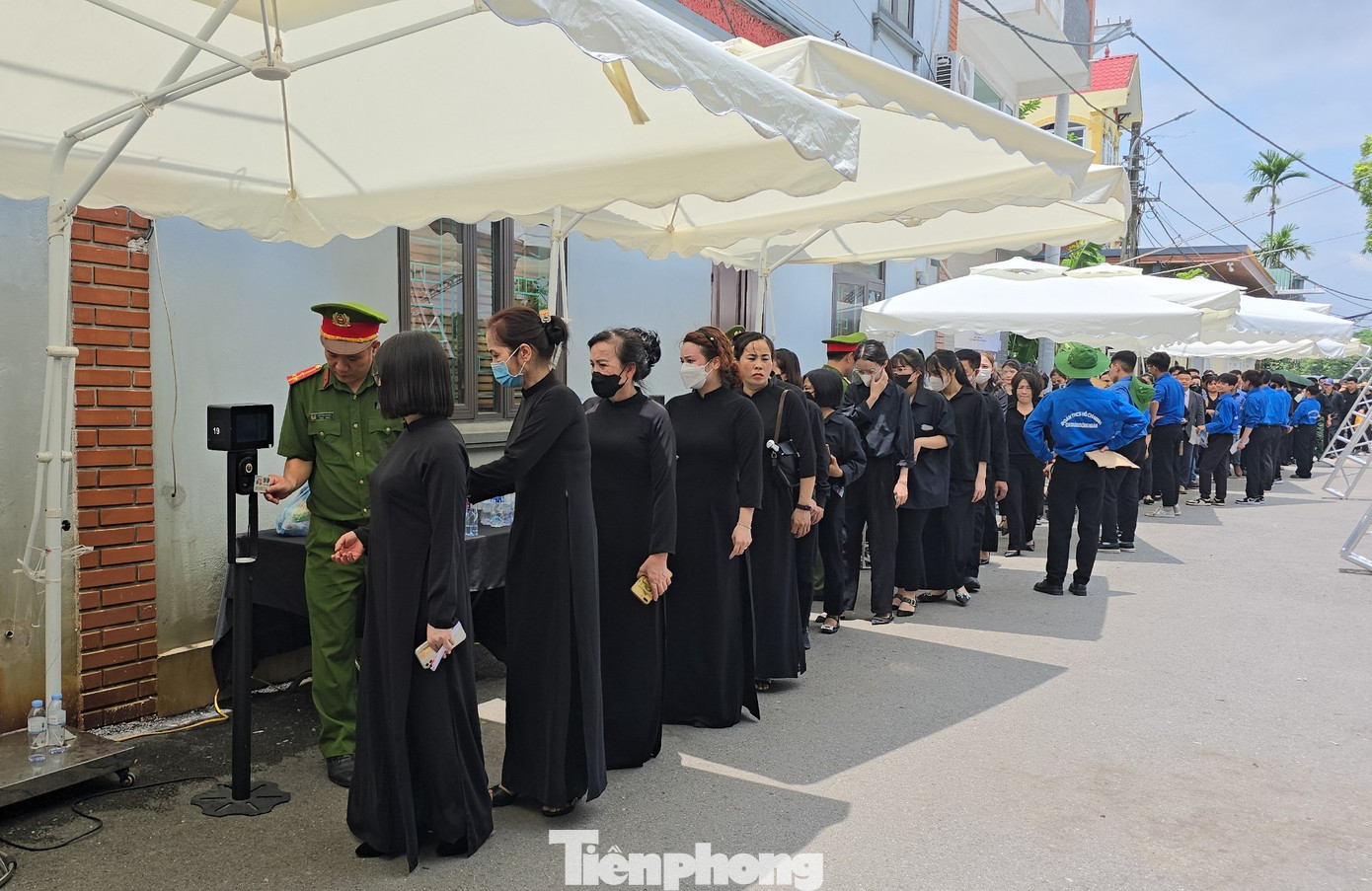 Người dân quét căn cước công dân trước khi vào viếng Tổng Bí thư Nguyễn Phú Trọng.