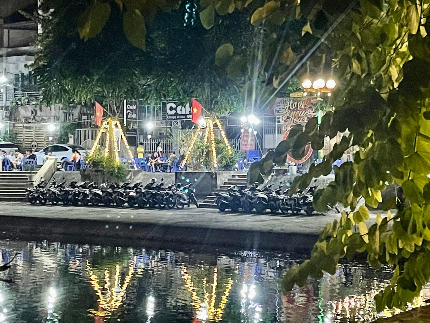 Đoạn vỉa hè, trước mặt nhà dân trở thành nơi bày bàn ghế, phục vụ khách. Xe máy được quán bia "điều" xuống vệ hồ. Mỗi ngày, các hàng quán ở đây nườm nượp tiếp đón hàng nghìn khách hàng.