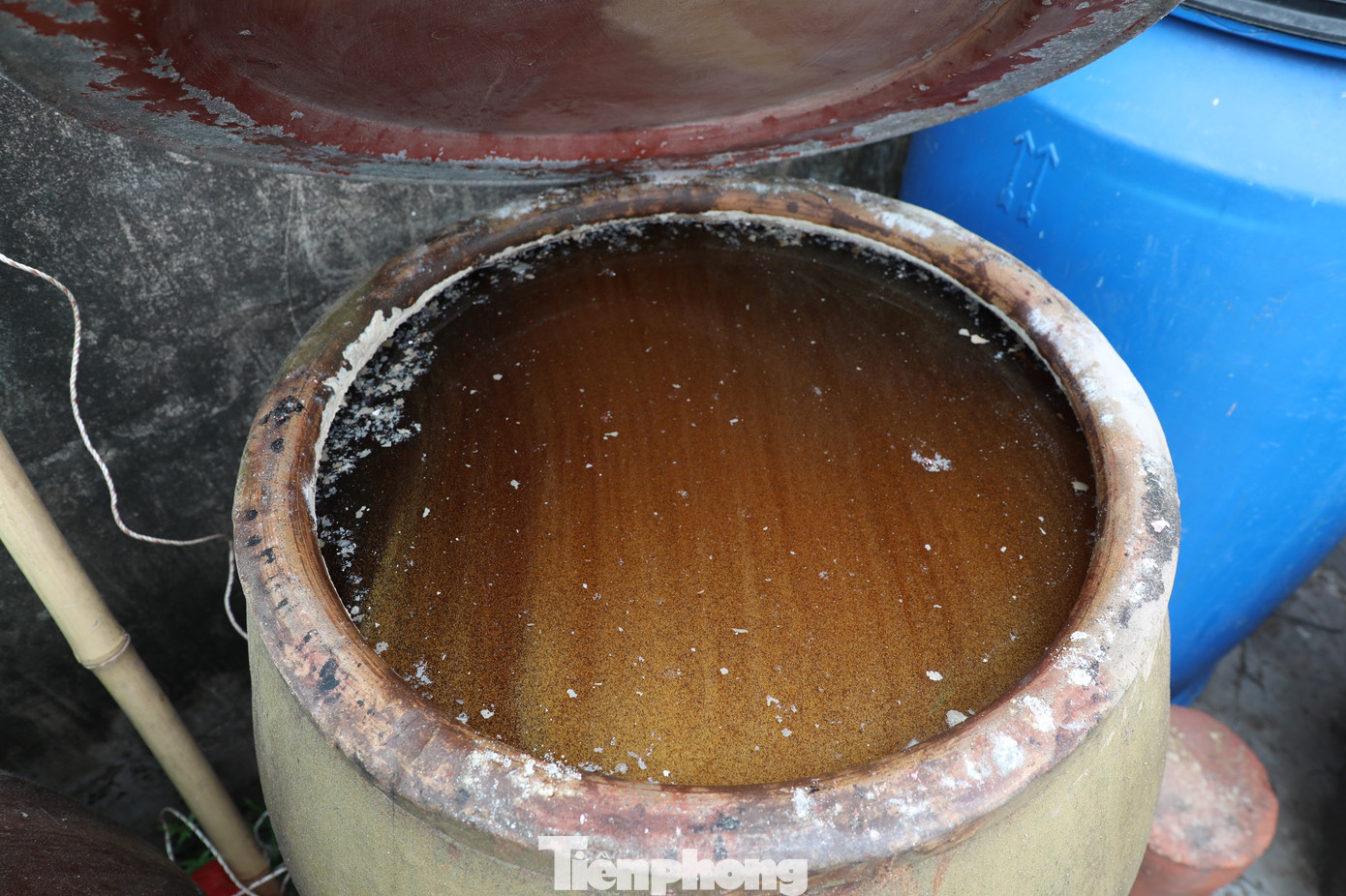 "Ngày xưa làm nước mắm khó khăn hơn bây giờ, vất vả mà nhiều khi cũng chẳng đủ ăn. Tôi đã từng có ý định bỏ nghề nhưng suy nghĩ đó cũng chỉ thoáng qua. Bởi làm mắm là nghề của cha ông truyền lại, gia đình tôi phải có trách nhiệm tiếp nối, giữ nghề", ông Trịnh Thế Hoãn (80 tuổi) cho biết. "Ngày xưa làm nước mắm khó khăn hơn bây giờ, vất vả mà nhiều khi cũng chẳng đủ ăn. Tôi đã từng có ý định bỏ nghề nhưng suy nghĩ đó cũng chỉ thoáng qua. Bởi làm mắm là nghề của cha ông truyền lại, gia đình tôi phải có trách nhiệm tiếp nối, giữ nghề", ông Trịnh Thế Hoãn (80 tuổi) cho biết.