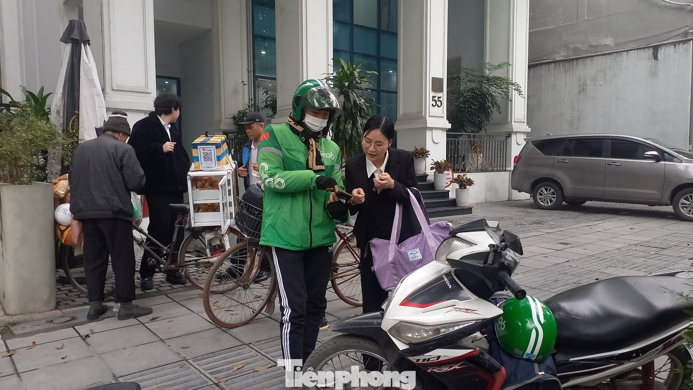 Theo đại diện của công ty TNHH Grab, trong khoảng một tháng trước Tết Giáp Thìn, ghi nhận số lượng đơn hàng GrabExpress (giao hàng - PV) tăng cao đáng kể so với cùng kỳ năm ngoái. Điều này thể hiện nhu cầu của người tiêu dùng đang gia tăng trong mùa mua sắm quan trọng nhất trong năm.