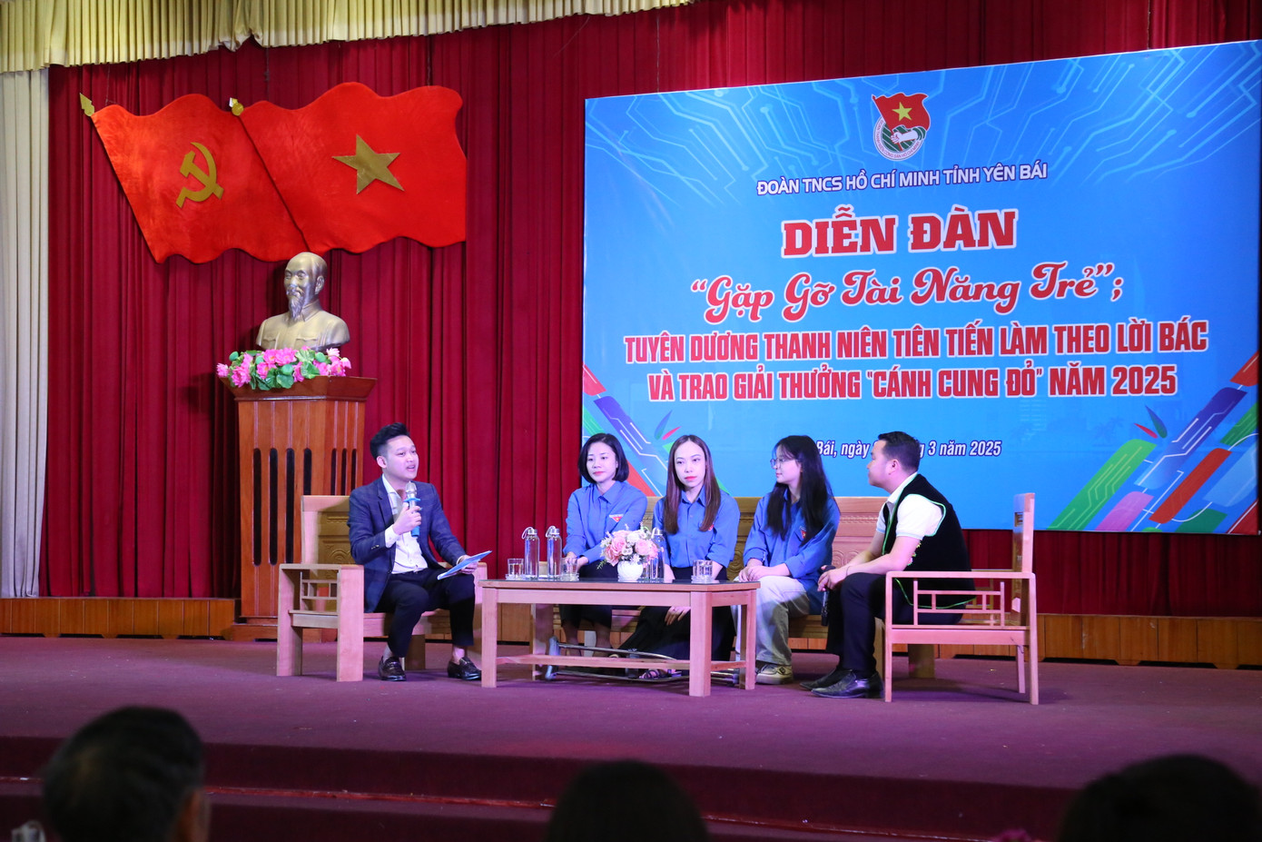 Phần giao lưu, chia sẻ của các thanh niên, đoàn viên ưu tú của tỉnh Yên Bái. Phần giao lưu, chia sẻ của các thanh niên, đoàn viên ưu tú của tỉnh Yên Bái.