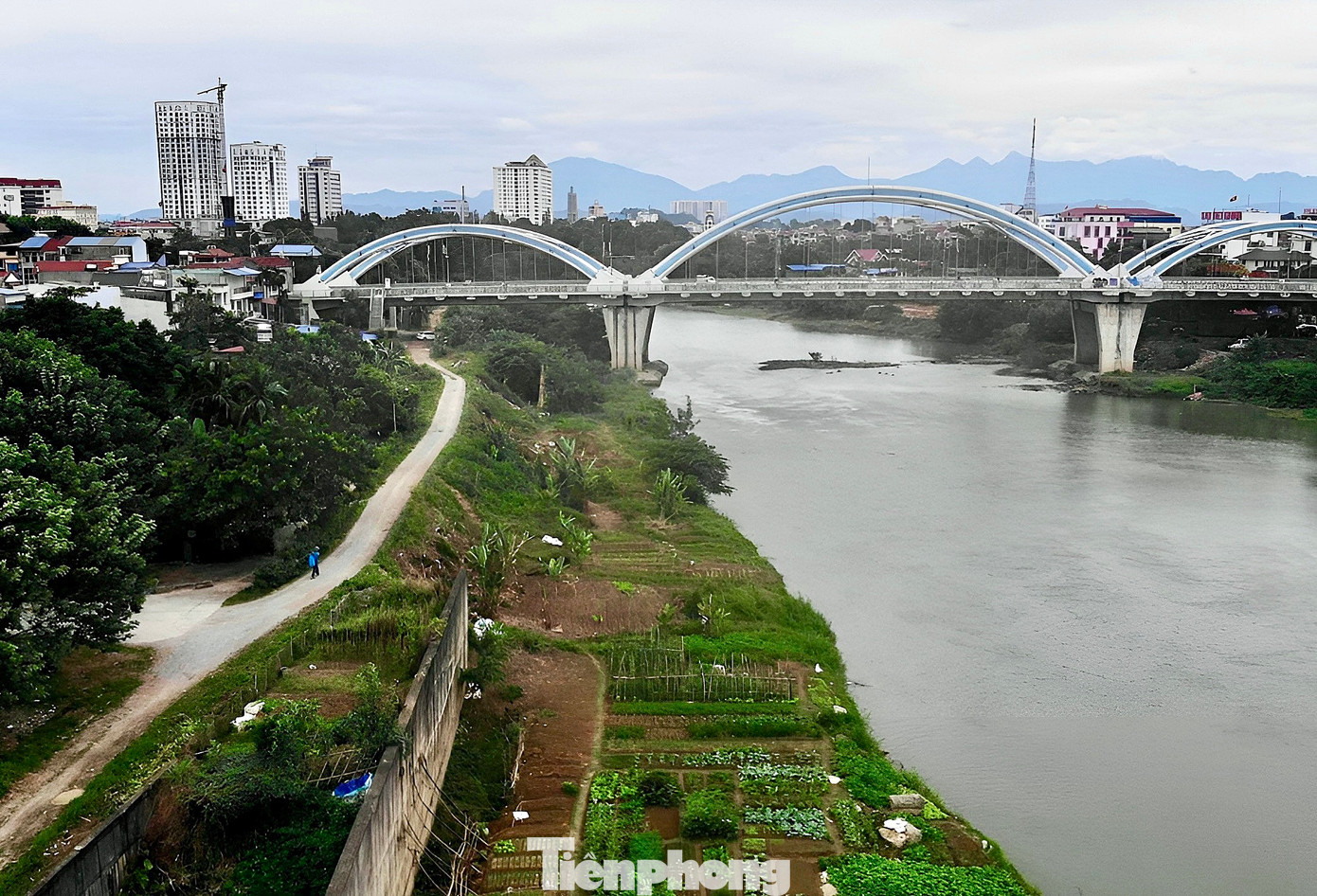 Dự án xây dựng cấp bách hệ thống chống lũ lụt kết hợp hoàn thiện hạ tầng đô thị hai bên bờ sông Cầu (TP. Thái Nguyên) với tổng mức đầu tư hơn 18.221 tỉ đồng. Trong đó, riêng các dự án xây dựng cấp bách hệ thống chống lũ lụt có tổng mức đầu tư hơn 9.800 tỉ đồng. Được khởi công vào cuối năm 2016, nhưng đến năm 2019 dự án đã tạm dừng thi công và cho đến năm 2021, đại dự án BT (hình thức đầu tư đổi đất lấy hạ tầng) hơn 18 nghìn tỉ đồng này đã bị “khai tử”.