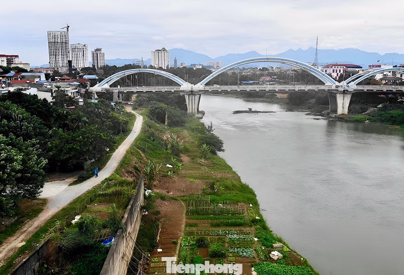 Dự án xây dựng cấp bách hệ thống chống lũ lụt kết hợp hoàn thiện hạ tầng đô thị hai bên bờ sông Cầu (TP. Thái Nguyên) với tổng mức đầu tư hơn 18.221 tỉ đồng. Trong đó, riêng các dự án xây dựng cấp bách hệ thống chống lũ lụt có tổng mức đầu tư hơn 9.800 tỉ đồng. Được khởi công vào cuối năm 2016, nhưng đến năm 2019 dự án đã tạm dừng thi công và cho đến năm 2021, đại dự án BT (hình thức đầu tư đổi đất lấy hạ tầng) hơn 18 nghìn tỉ đồng này đã bị “khai tử”.