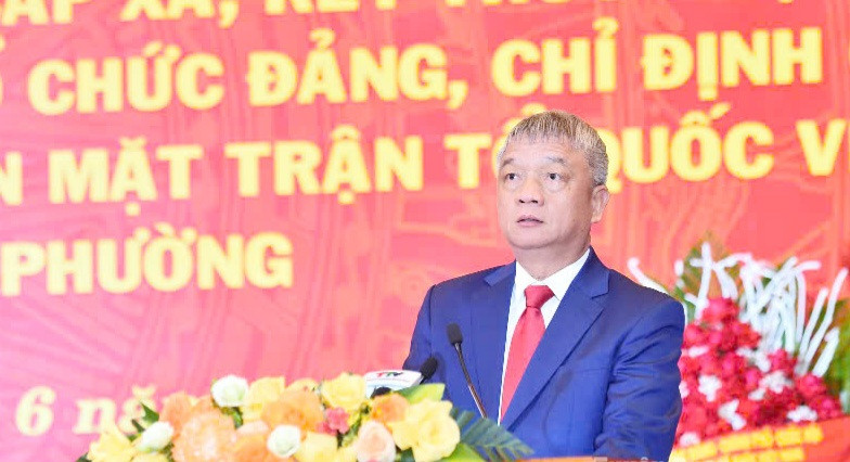Trung tướng Nguyễn Quang Ngọc, Ủy viên BCH Trung ương Đảng, Phó Tổng Tham mưu trưởng Quân đội NDVN công bố các quyết định. Ảnh: Thanh Phúc
